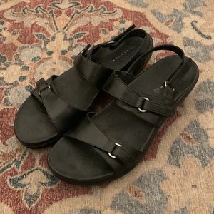 Aravon Phoebe Strap Sandals
Womens size 9AA